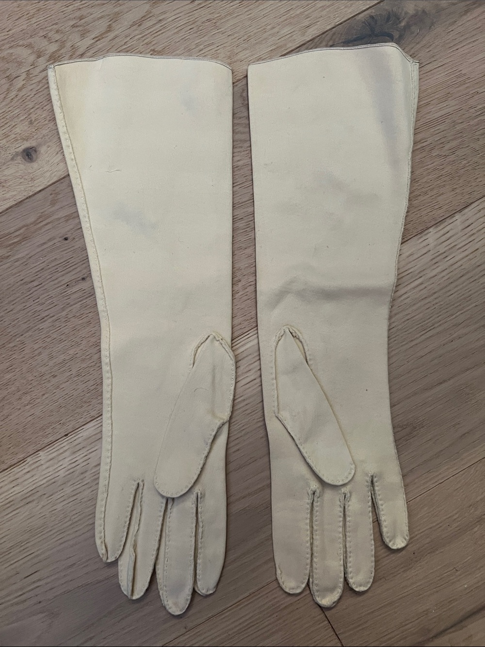 Wear Right Cream Gloves with Labelled Tag - Picture 2 of 10